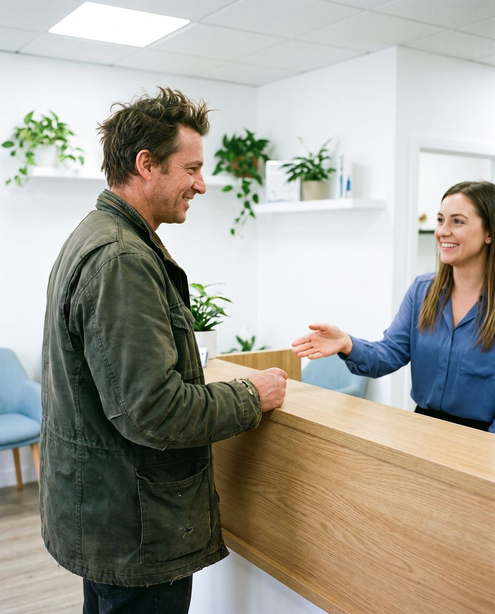 Un patient accueilli avec le sourire à l'accueil d'un cabinet dentaire