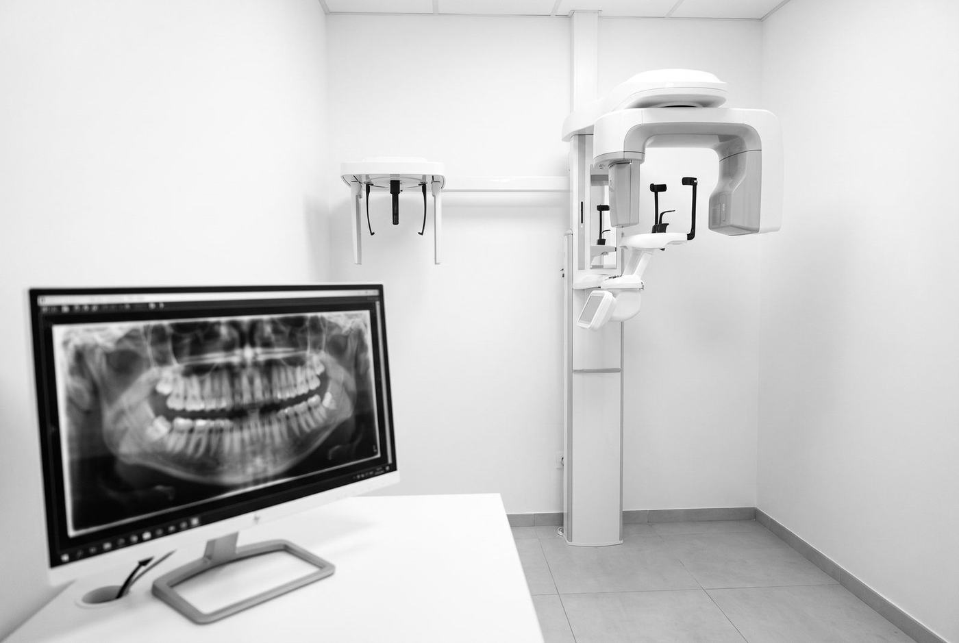 L'appareil de radio panoramique et une radio des dents à l'écran