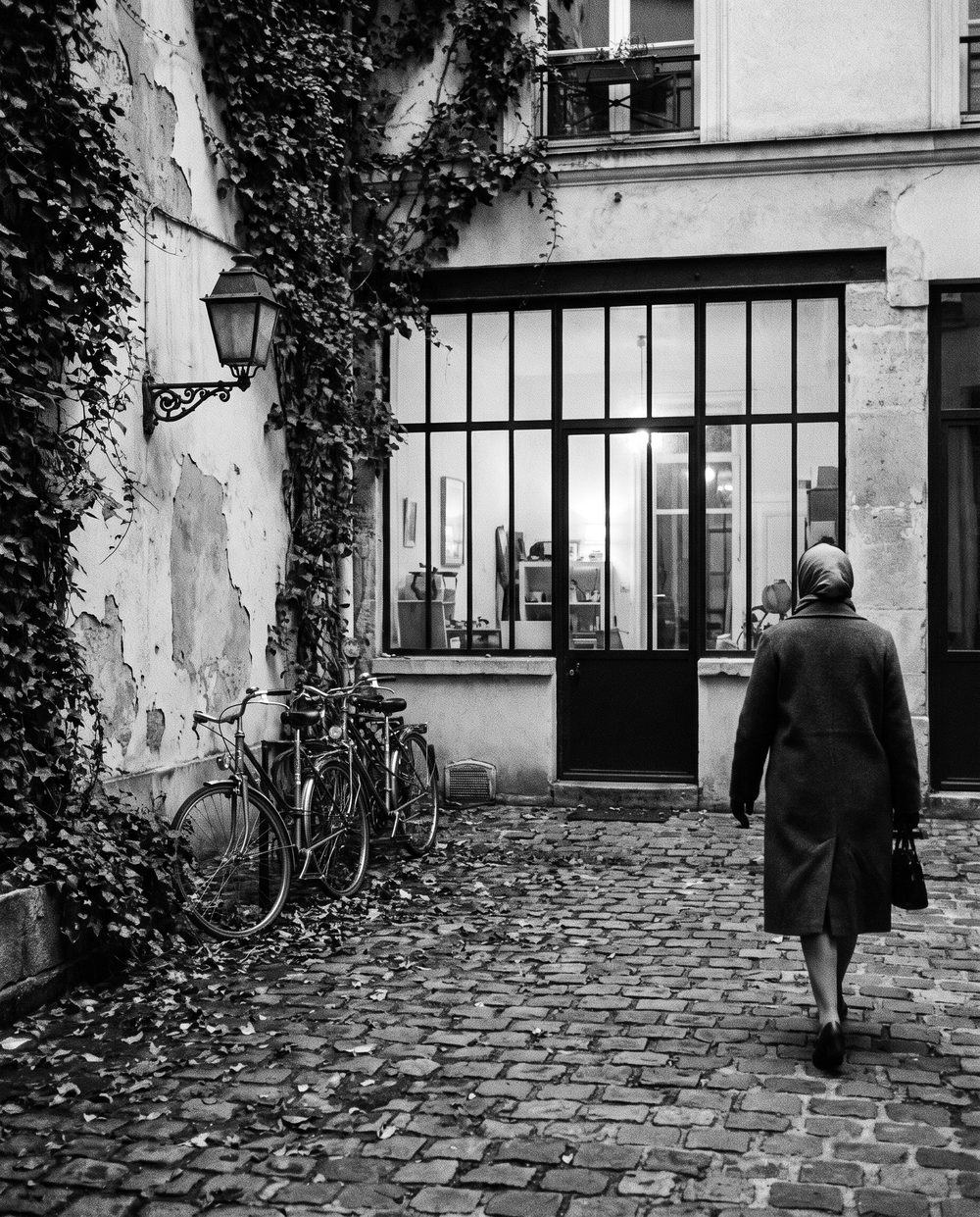 La cour pavée et la porte vitrée du cabinet, le matin