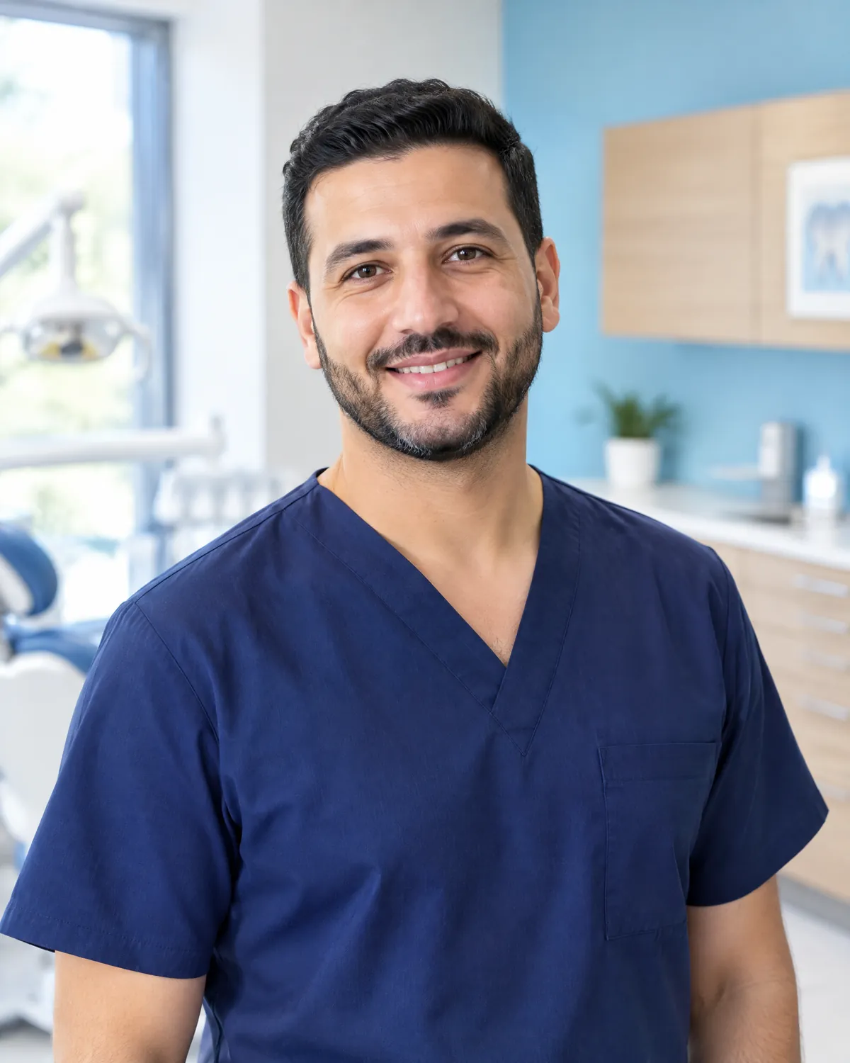 Le Dr Mehdi Laroussi, chirurgien-dentiste, dans une salle de soins du cabinet