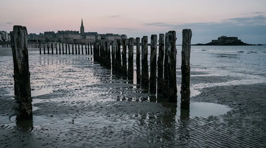 Les rangées de brise-lames de la plage du Sillon à marée basse, au crépuscule