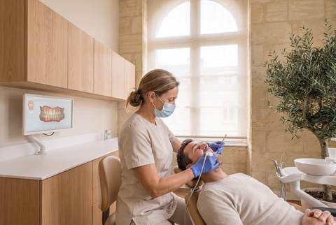 Le Dr Brémond prend l'empreinte numérique d'une dent avec une petite caméra
