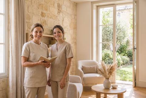 Le Dr Juliette Brémond et Margaux, son assistante, à l'accueil du cabinet