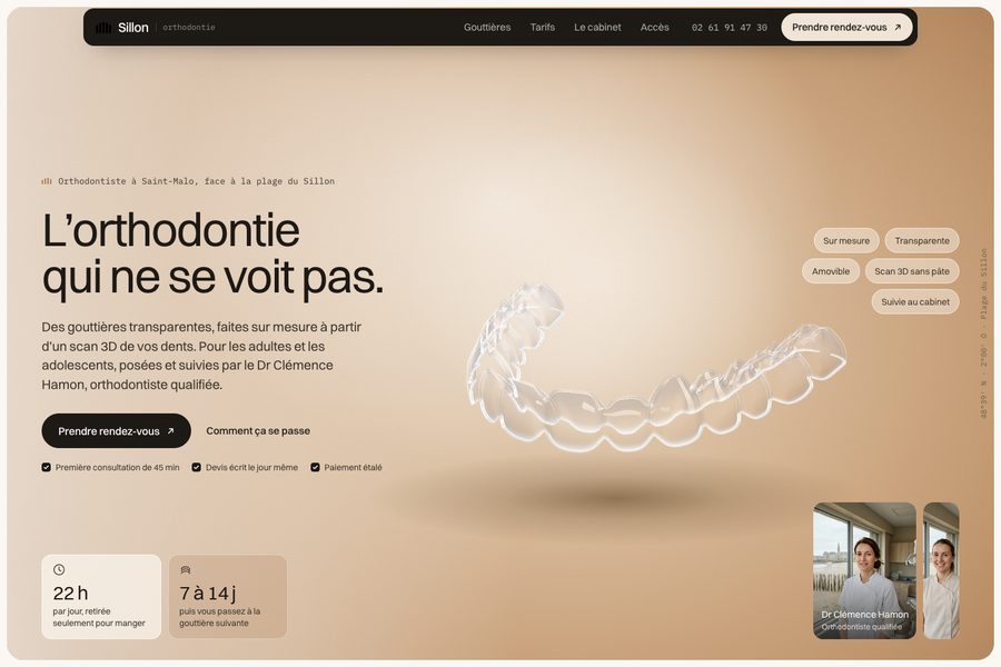 Site de Sillon, orthodontie à Saint-Malo : une gouttière transparente en 3D sur fond de sable, l'orthodontiste et son assistante